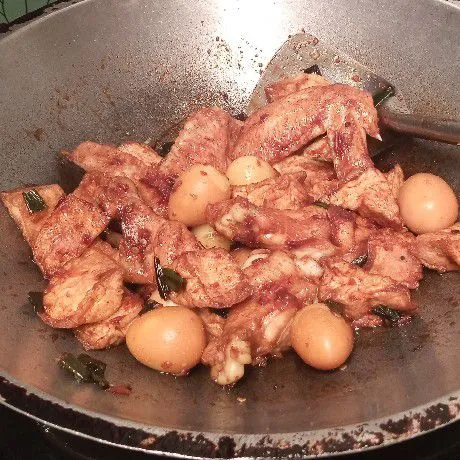 Masak hingga kuah menyusut. Tes rasa dahulu sebelum diangkat.