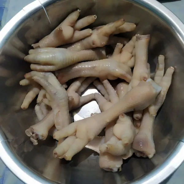 Masak 500 ml air hingga mendidih lalu rebus ceker selama 10 menit. Angkat dan tiriskan.