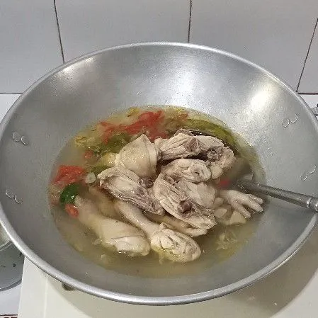 Masukan air masak sampai mendidih lalu masukan ayamnya aduk rata masak sampai ayam empuk.