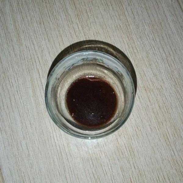 Masukkan seduhan coklat ke dalam gelas atau cangkir.