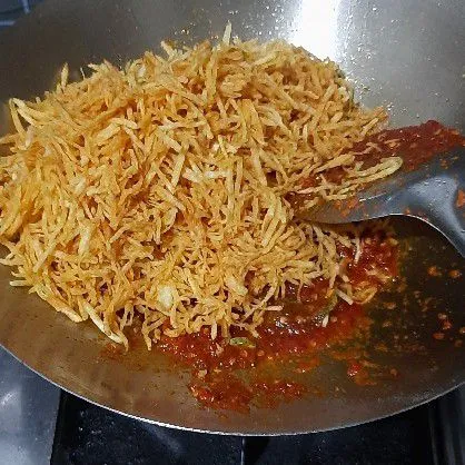 Kemudian tumis bumbu halus, masukkan garam, gula dan air asam aduk rata hingga bumbu mengering baru masukkan kentang goreng. Aduk hingga benar-benar rata.
