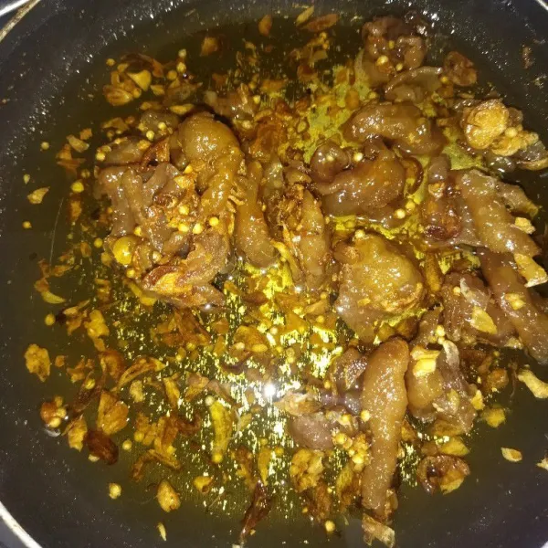 Masak hingga kulit ayam kering, angkat lalu diamkan hingga uap panas hilang lalu saring.