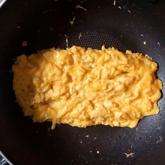 Masak telur hingga masak.