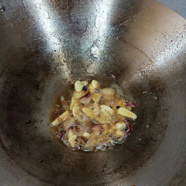 Tumis bumbu bawang merah dan bawang putih sampai harum dengan sedikit minyak.