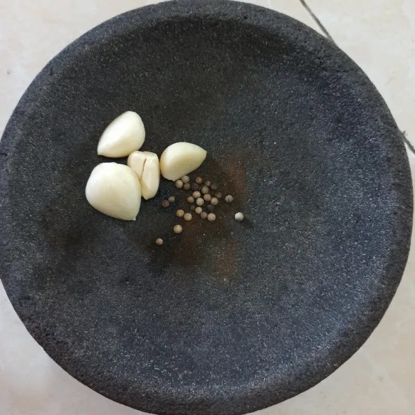 Uleg bawang putih dan lada.
