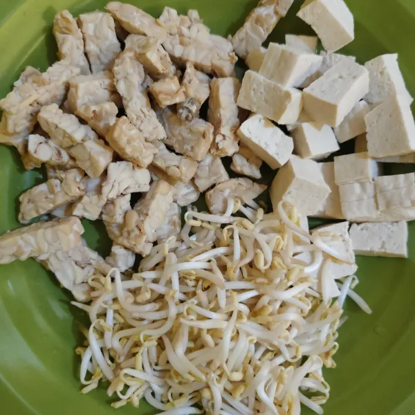 Siapkan tahu, tempe dan taoge.