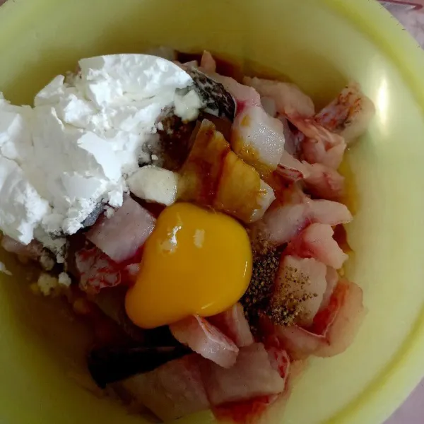 Tambahkan garam, kaldu bubuk, merica, saus tiram, telur dan tepung maizena lalu aduk-aduk.