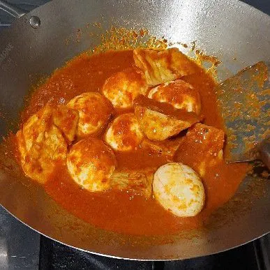 Masukkan telur rebus dan tahu goreng, masak hingga mbumbu meresap, koreksi rasa.