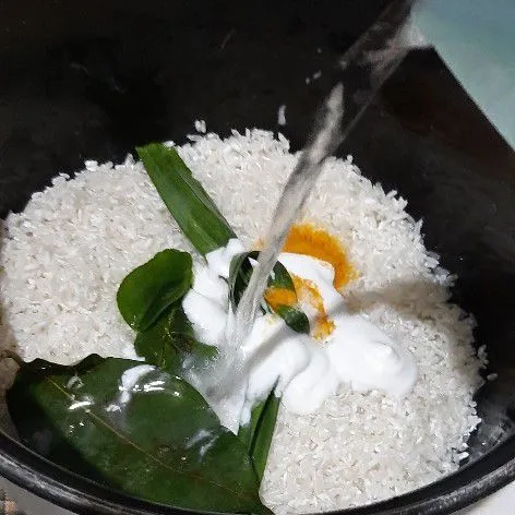 Cuci bersih beras kemudian masukkan rempah dan garam, lalu tuang santan dan air aduk rata, masak dengan rice cooker seperti biasa.