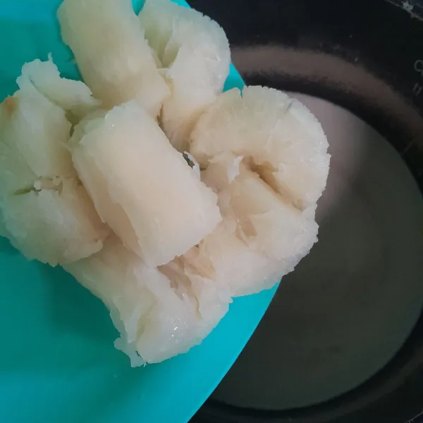 Tambahkan singkong lalu masak sampai kuah mendidih.