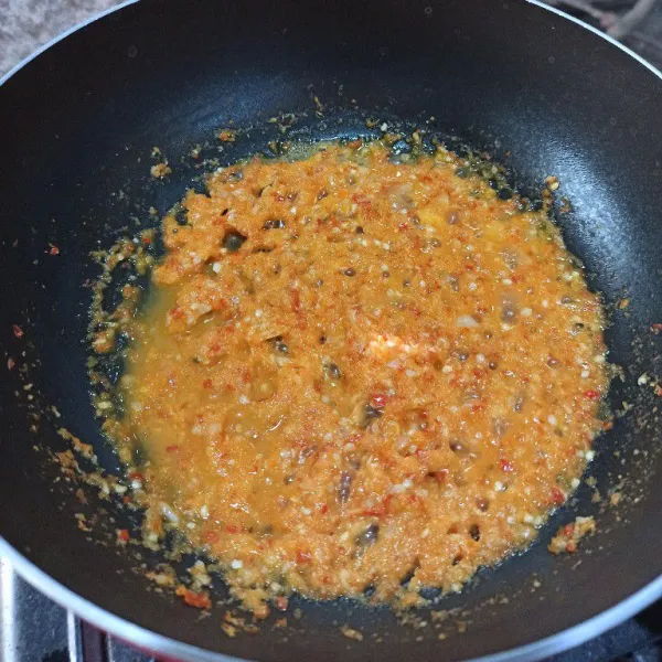 Tumis bumbu yang sudah diuleg atau di blender, masak hingga harum dan matang.