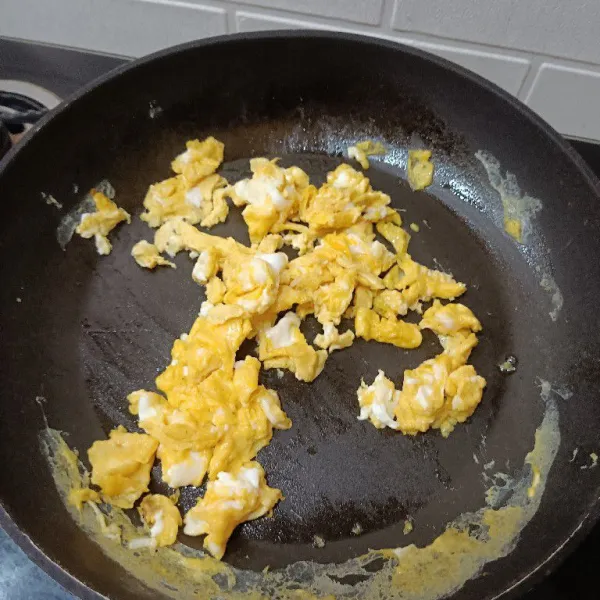Panaskan minyak dengan wajan atau pan juga boleh. Setelah cukup panas. Matikan kompor. Lalu masukkan telur sambil di orak Arik dalam keadaan kompor mati ya. Lalu sisihkan telur.