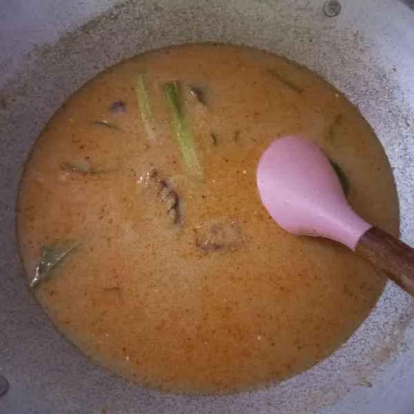 Tumis bumbu halus dan semua bumbu aromatik hingga harum, masukkan santan, masak hingga panas.