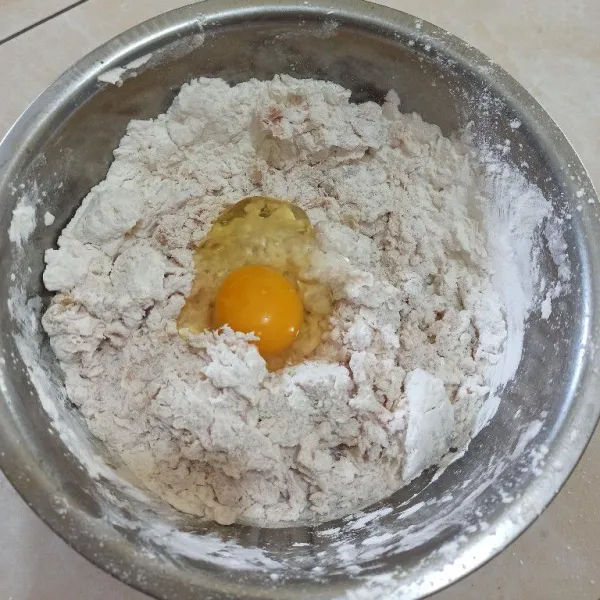 Masukkan tepung terigu, tepung tapioka dan telur, uleni sampai kalis.