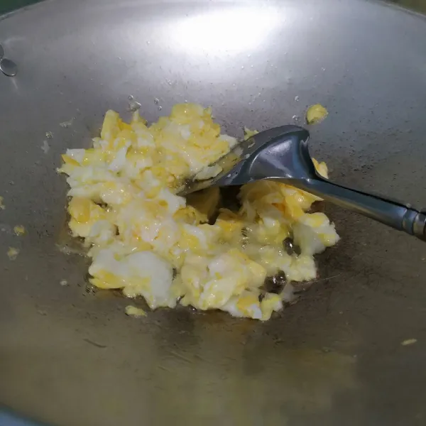 Panaskan minyak, lalu masukkan telur. Orak-arik telur hingga matang.