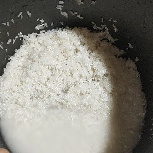 Cuci beras hingga bersih, sisihkan.