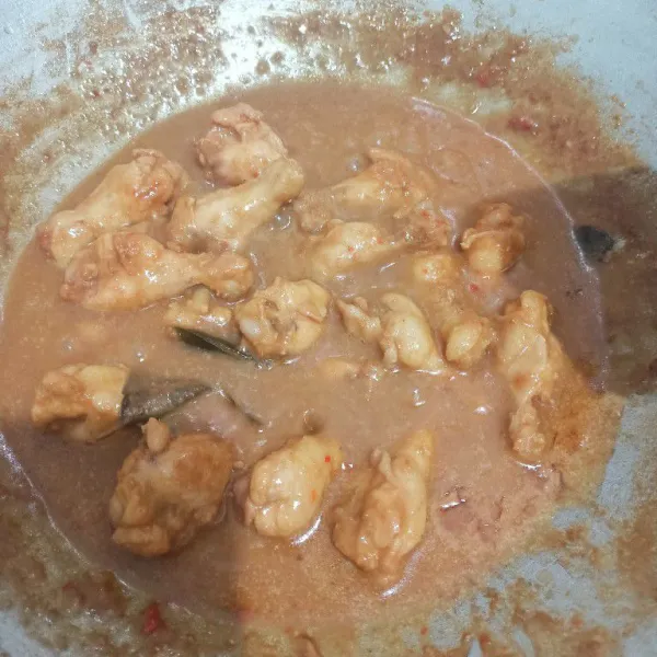Tambahkan kecap manis, lalu masak hingga bumbu menyusut dan meresap ke dalam ayam