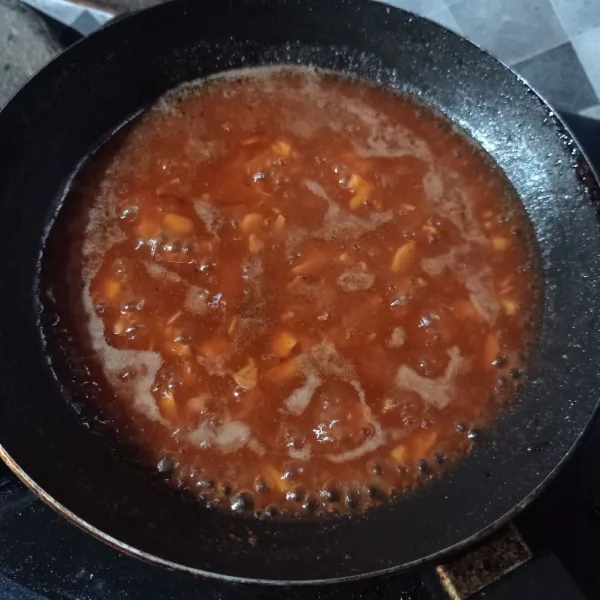 Masak saus sampai mengental, cek rasanya.