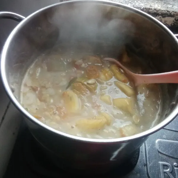 Masak bahan hingga matang sempurna, dan koreksi rasa.