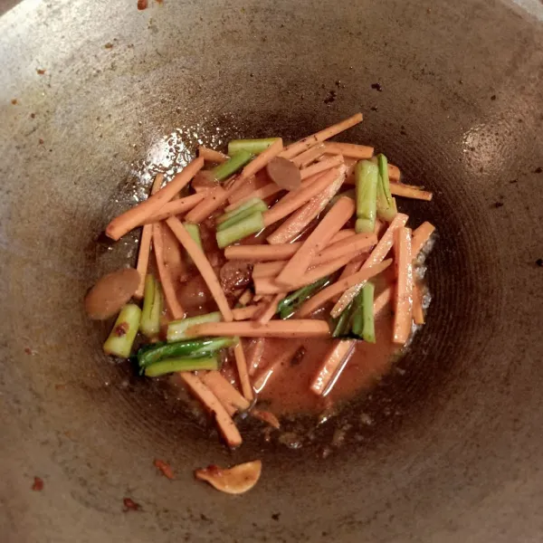 Masukan sayur wortel dan batang sayur sawi kemudian sedikit air. Masak sampai setengah matang.