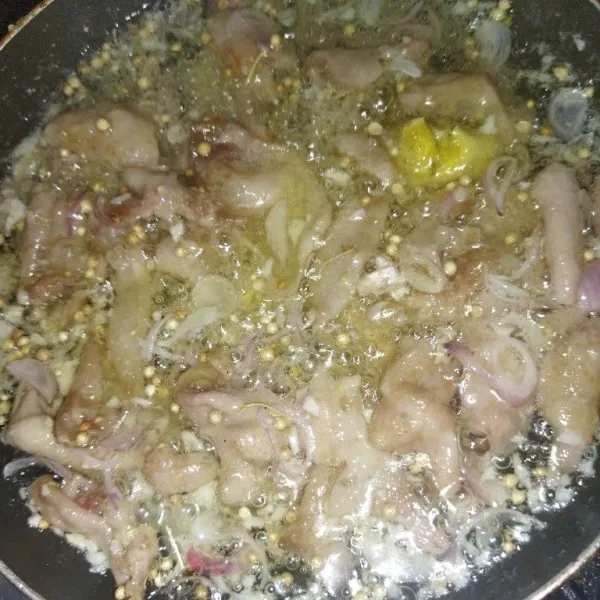 Minyak ayam : panaskan minyak goreng, lalu masukkan kulit ayam, bawang putih, bawang merah, serai, jahe dan ketumbar.