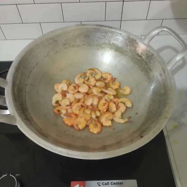 Goreng udang selama 5 menit, tiriskan.