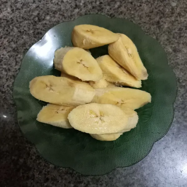 Potong-potong pisang nangka.