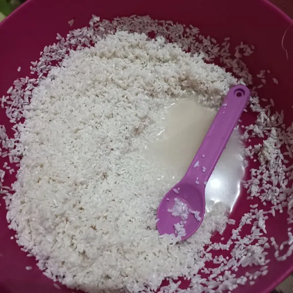 Cuci bersih beras, kemudian rendam semalaman. Hari besoknya buang air rendaman, tambahkan garam dan kaldu bubuk secukupnya untuk rasa.
