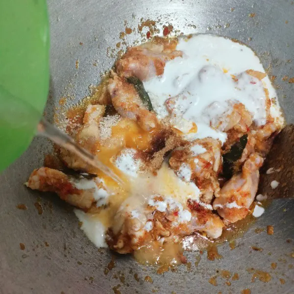 Tambahkan air, air asam jawa, dan santan. Masak hingga bumbu meletup-letup