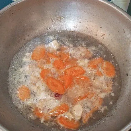 Tambahkan air dan masukkan wortel terlebih dahulu, tunggu sampai wortel empuk.