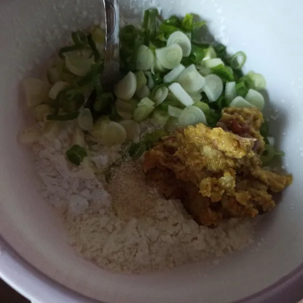 Campur bumbu halus dengan tepung terigu, tepung beras, daun bawang dan kaldu bubuk.