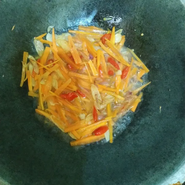Masukkan wortel dan tambahkan air, masak hingga wortel layu.