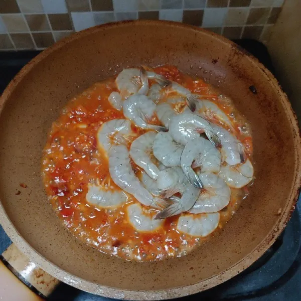 Masukkan udang, aduk-aduk sampai udang berubah warna.