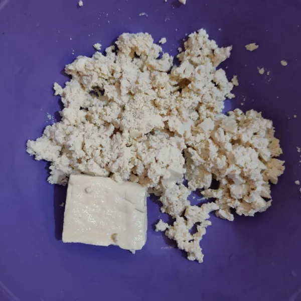 Haluskan tahu.