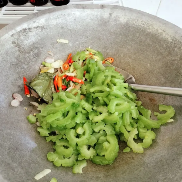 Masukkan irisan pare, aduk rata.