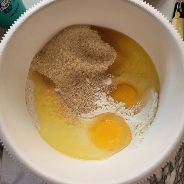 Masukkan tepung terigu, gula, ragi, dan telur pada wadah