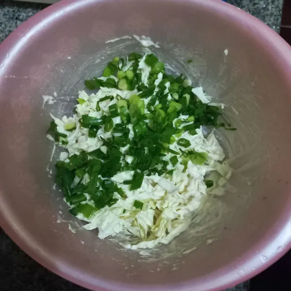 Masukkan irisan daun bawang.
