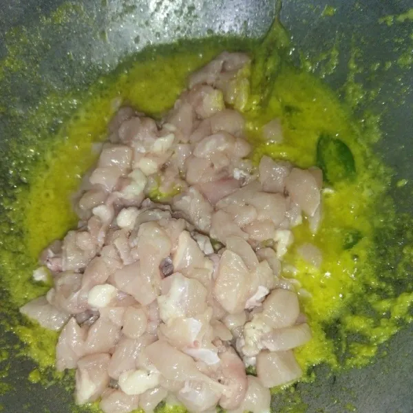 Haluskan bawang putih, bawang merah, kunyit dan kemiri, lalu tumis bumbu di minyak sisa menggoreng daun bawang, tambahkan daun salam, daun jeruk, serai, jahe dan lengkuas, tumis bumbu hingga matang, masukkan potongan dada ayam, aduk rata.