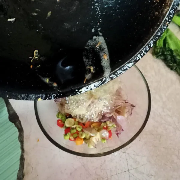 Panaskan minyak kemudian tuang dalam sambal.