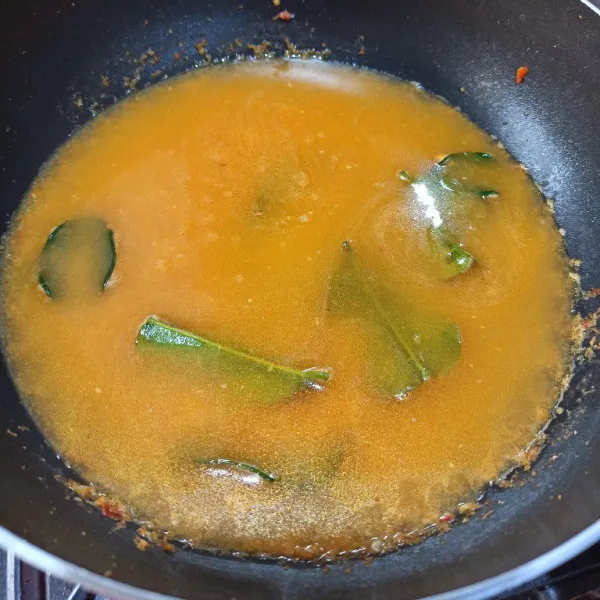 Masukkan air, garam, kaldu jamur, dan gula pasir, masak hingga mendidih.