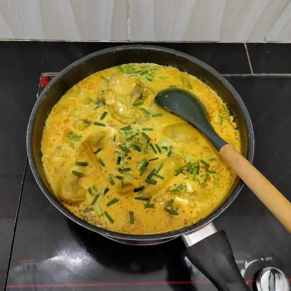 Kemudian taburi dengan daun bawang, angkat.