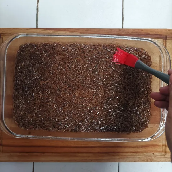 Cetak di loyang, oleskan minyak di dasar loyang. Tekan-tekan adonan agar padat. Lalu oleskan minyak di atas permukaan wajik. Diamkan selama 5 jam, potong-potong, dan siap dihidangkan