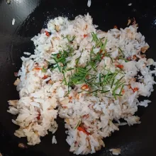 Tambahkan irisan dan jeruk, garam, kaldu jamur lalu aduk rata.
