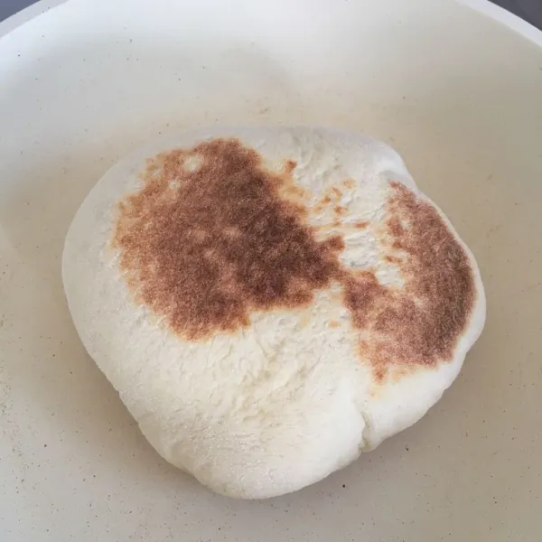 Panggang di wajan anti lengket, tanpa minyak atau margarin. Gunakan api sedang hingga terbentuk gelembung. Panggang di kedua sisi hingga kecokelatan.