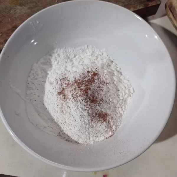 Masukkan tepung terigu, tepung beras, tepung maizena, garam, gula, kayu manis bubuk dan baking powder ke dalam wadah.