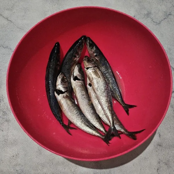 Campurkan ikan dengan bahan marinasi, diamkan selama 15 menit.