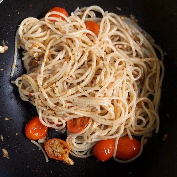 Tambahkan dengan sedikit air rebusan spaghetti. Aduk hingga rata, koreksi rasa dan sajikan