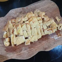 Pecahkan telur di dalam wadah, beri sejumput garam, kocok rata. Buat dadar tipis, angkat, iris dadu kecil lalu sisihkan.