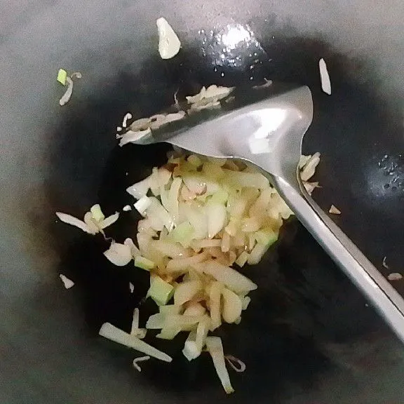 Masukkan bumbu tumisan dan tumis sampai wangi.