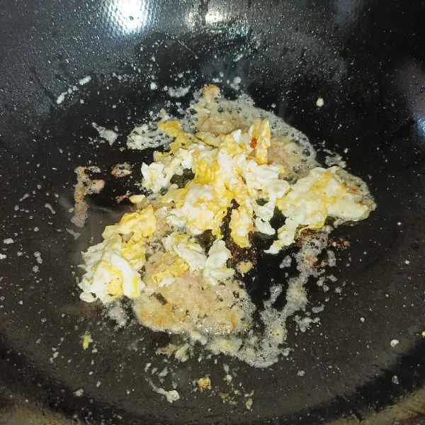 Masukkan telur orak-arik dan aduk rata.